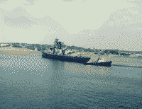 Больщой противолодочный корабль "Красный Крым" выводится из Севастопольской бухты для буксировки в Индию на разборку, 3 апреля 1996 года