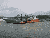 Большой противолодочный корабль "Адмирал Харламов", рейдовый буксир "РБ-88"  и спасательный буксир "Николай Чикер" в Североморске, 14 июня 2006 года