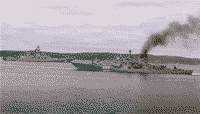 Эскадренный миноносец "Бесстрашный" и тяжелый атомный ракетный крейсер "Адмирал Нахимов" на параде в Североморске