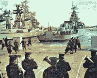 Сторожевой корабль "Безукоризненный" швартуется у Минной стенки в Севастополе, 1982 год