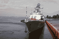 Сторожевой корабль "Ярослав Мудрый" уходит с военно-морского салона IMDS-2009 в Санкт-Петербурге, 29 июня 2009 года 11:56