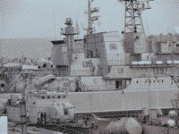 Большой десантный корабль "Константин Ольшанский" и ракетные катера "Прилуки" и "Каховка" у стенки в Севастополе, 25 сентября 2007 года 16:27