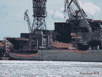 Большой десантный корабль "Иван Грен" и сторожевой корабль "Туман" в достройке на заводе Янтарь в Калининграде, 14 марта 2010 года