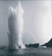 Средний десантный корабль "СДК-84" во время подрыва подводных камней на рифе мыса Раздельный, о. Итуруп, август 1977 года