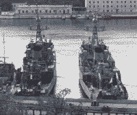 Морские тральщики пр. 266М "Вице-адмирал Жуков" и "Иван Голубец" в Южной бухте Севастополя, 12 сентября 2006 года 15:27